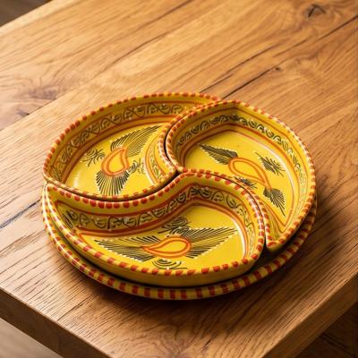 Plat apéritif artisanal en céramique jaune