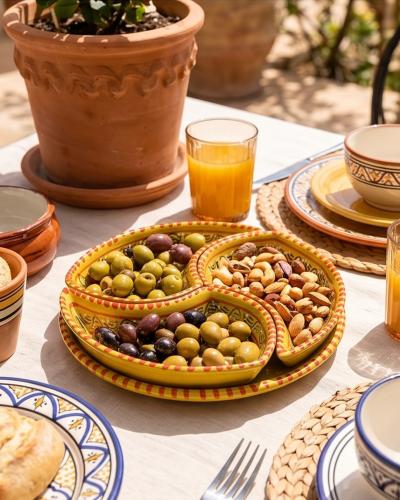 Plat apéritif artisanal en céramique jaune